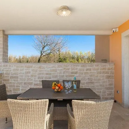 Lisetta Comfortable Holiday Villa Višnjan