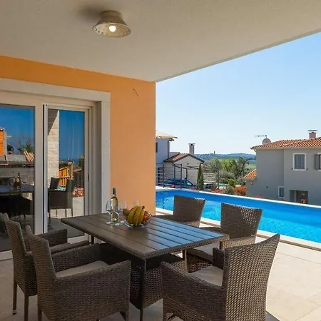 Lisetta Comfortable Holiday Villa Višnjan